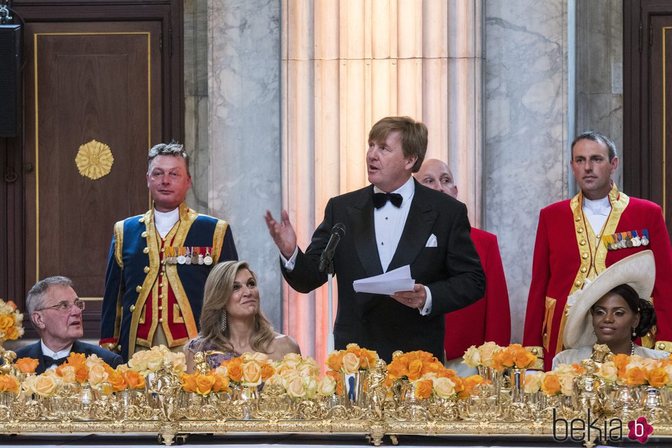 El Rey Guillermo de Holanda ofreciendo su discurso durante la cena de gala por su 50 cumpleaños