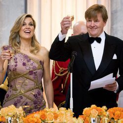 Los Reyes de Holanda brindando en la cena de gala del 50 cumpleaños del Rey Guillermo