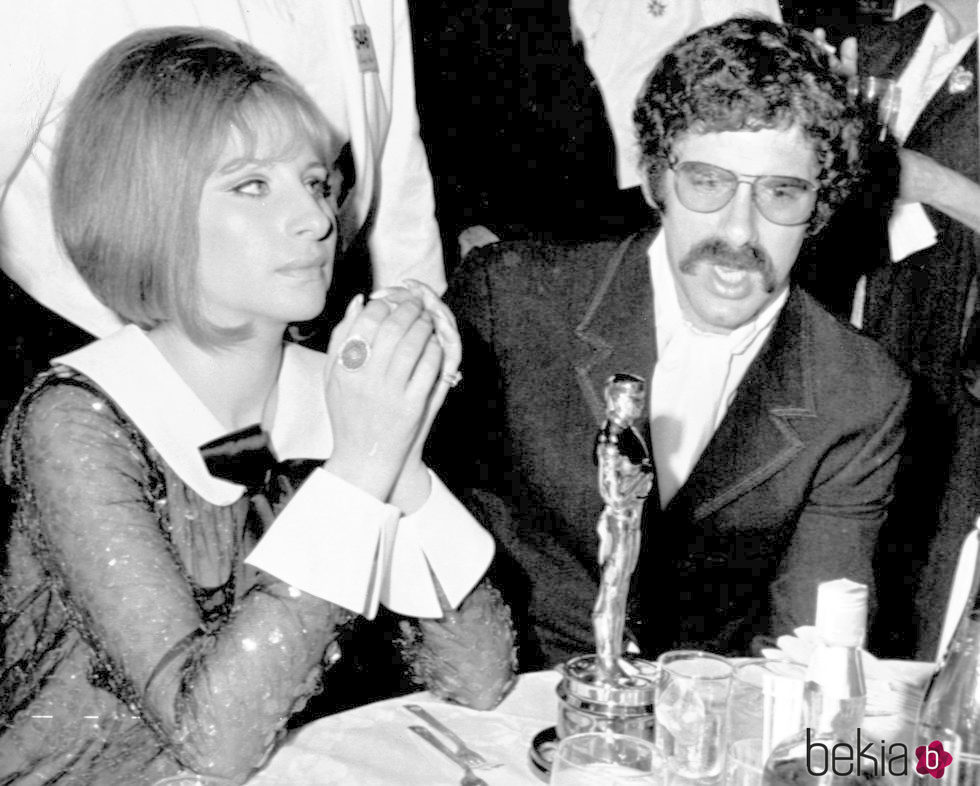 Barbra Streisand en la ceremonia de los Oscar con su primer marido, Elliott Golud