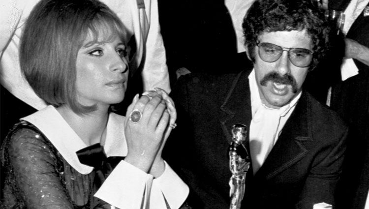 Barbra Streisand en la ceremonia de los Oscar con su primer marido, Elliott Golud
