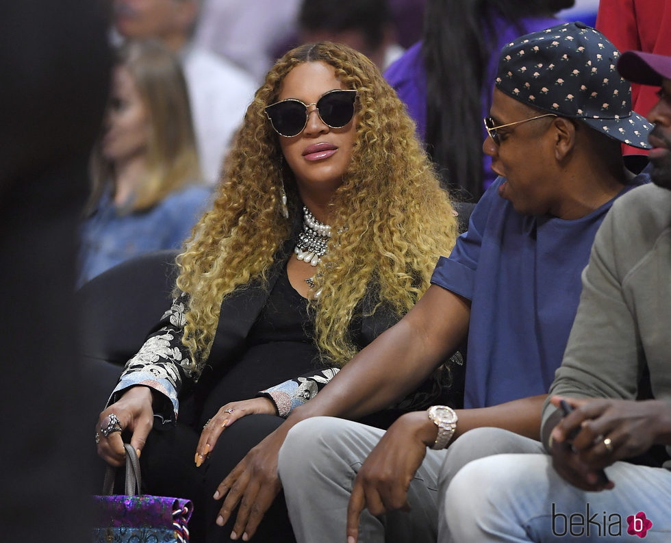 Beyoncé y Jay Z disfrutando de un partido de baloncesto en Nueva York