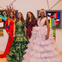 Beyoncé, su madre, su hermana y Kelly Rowland en la inauguración de una exposición