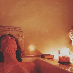 Sandra Barneda dándose un relajante y sensual baño en un spa junto a Nagore Robles