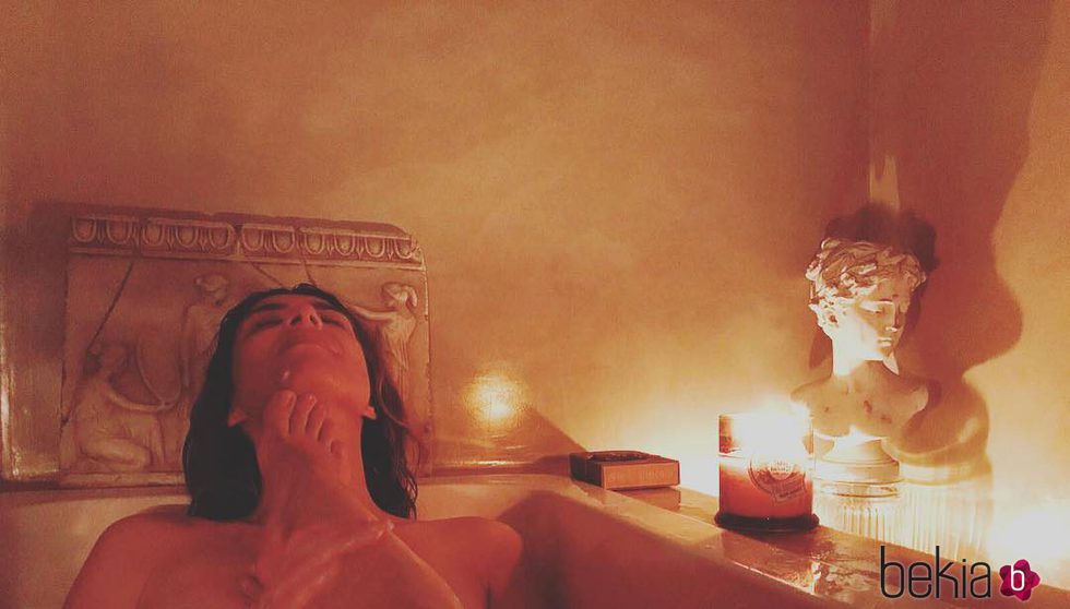 Sandra Barneda dándose un relajante y sensual baño en un spa junto a Nagore Robles