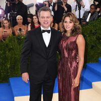 Matt Damon y Luciana Barroso en la Gala MET 2017