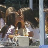 Paula Echevarría y su hija Daniella dándose un beso en una comida entre amigas