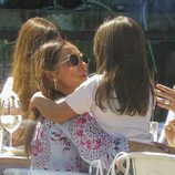 Paula Echevarría, muy cariñosa con su hija Daniella en una comida con amigas