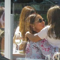 Paula Echevarría, muy cariñosa con su hija Daniella en una comida con amigas