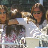 Daniella Bustamanta abraza a su madre Paula Echevarría en una comida con amigas