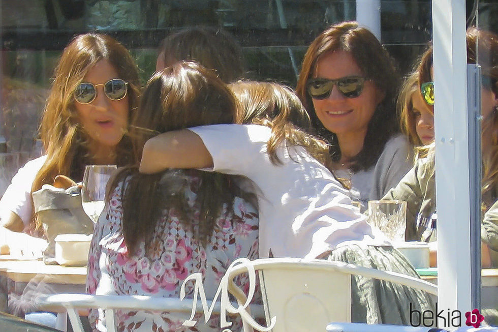 Daniella Bustamanta abraza a su madre Paula Echevarría en una comida con amigas
