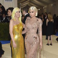 Kylie Jenner y Donatella Versace en la Gala MET 2017