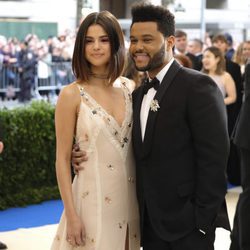 Selena Gomez posa sonriente junto a The Weeknd en la gala del MET 2017