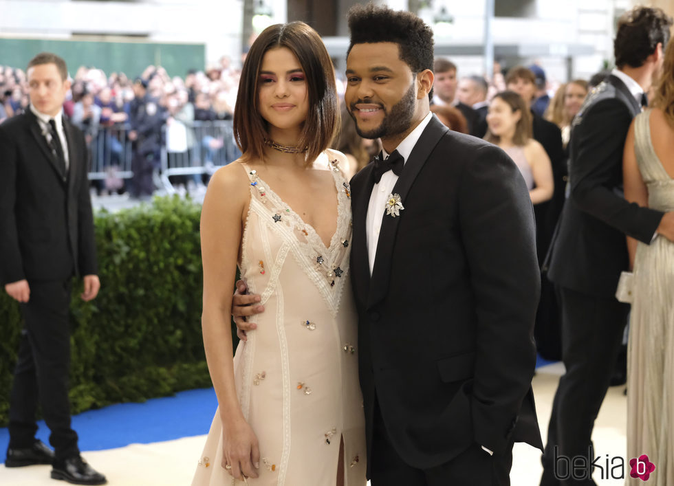 Selena Gomez posa sonriente junto a The Weeknd en la gala del MET 2017