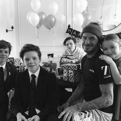 David Beckham y sus hijos celebrando su cumpleaños