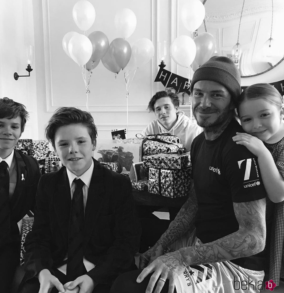 David Beckham y sus hijos celebrando su cumpleaños