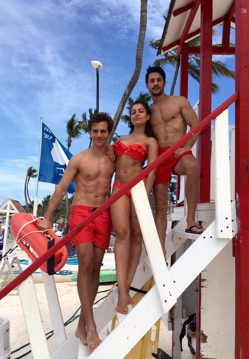 Hiba Abouk, Marc Clotet y Alejo Sauras vestidos de vigilantes de la playa