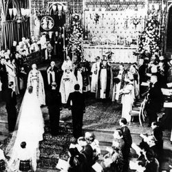La Reina Isabel y el Duque de Edimburgo durante la celebración de su boda en 1947