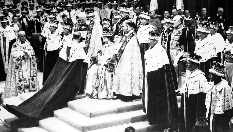El Duque de Edimburgo se arrodilla ante la Reina Isabel en su coronación