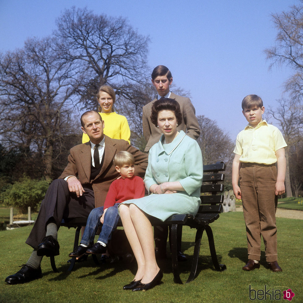 La Reina Isabel y el Duque de Edimburgo con sus cuatro hijos