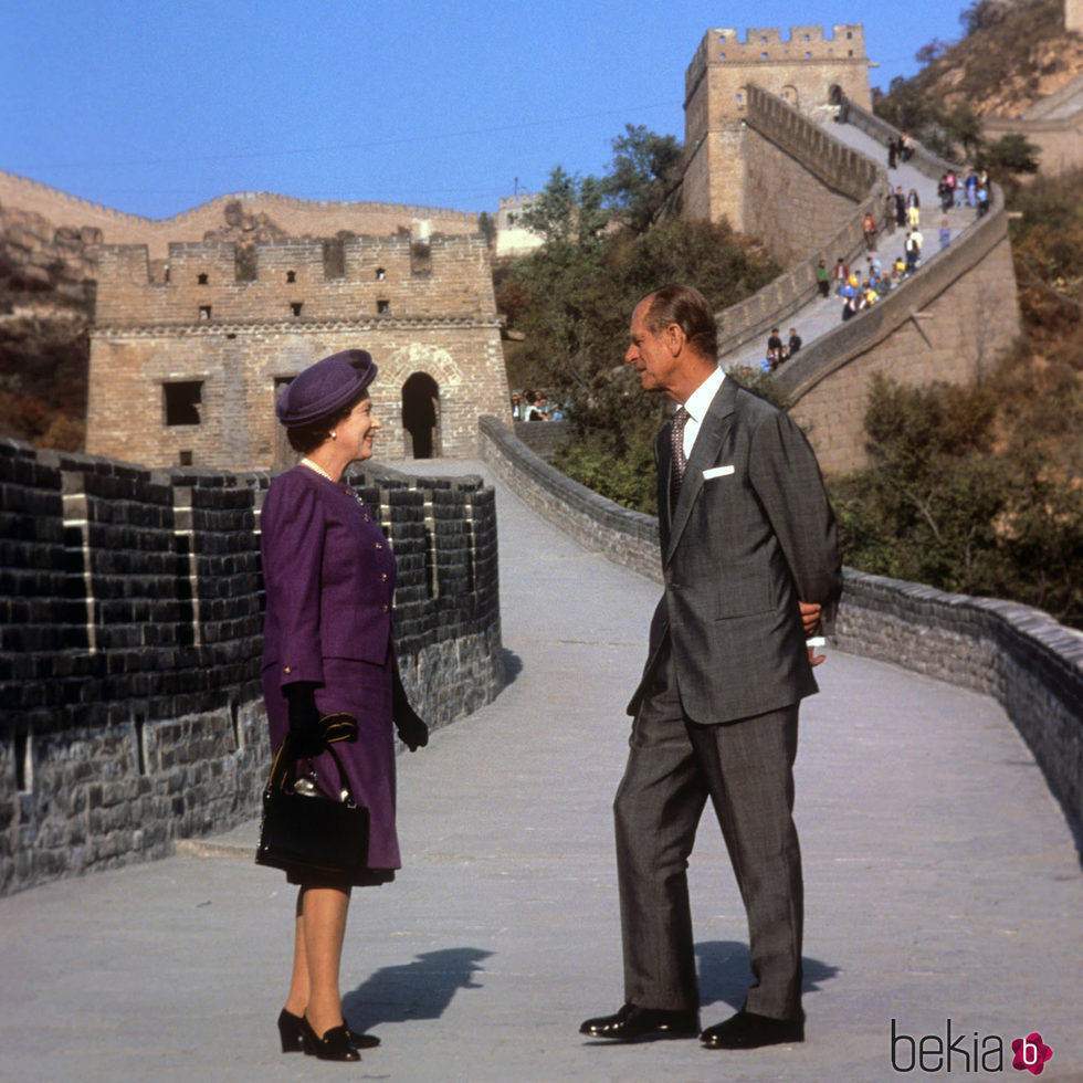 La Reina Isabel y el Duque de Edimburgo en la Gran Muralla China