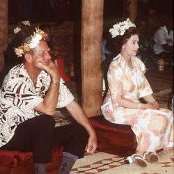 La Reina Isabel y el Duque de Edimburgo con adornos florales en Tuvalu