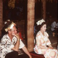 La Reina Isabel y el Duque de Edimburgo con adornos florales en Tuvalu
