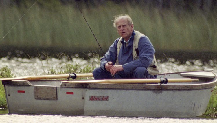 El Duque de Edimburgo pescando
