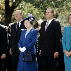 La Reina Isabel y el Duque de Edimburgo con los Reyes Juan Carlos y Sofía y el Rey Felipe
