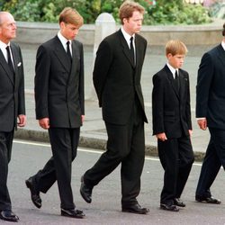El Duque de Edimburgo, el Príncipe Guillermo, el Conde Spencer, el Príncipe Harry y el Príncipe Carlos en el funeral de Lady Di