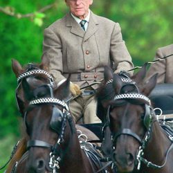El Duque de Edimburgo llevando un coche de caballos
