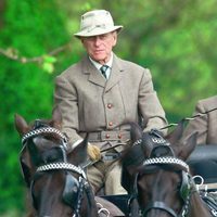 El Duque de Edimburgo llevando un coche de caballos