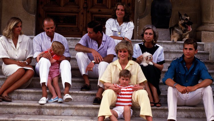 Los Reyes Juan Carlos y Sofía con sus hijos, Felipe, Elena y Cristina, el Príncipe Carlos, Lady Di y sus hijos Guillermo y Harry en Mallorca