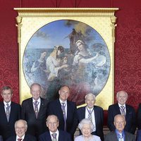 El Duque de Edimburgo posa con la Reina Isabel y los miembros de la Orden del Mérito tras anunciar que se jubila
