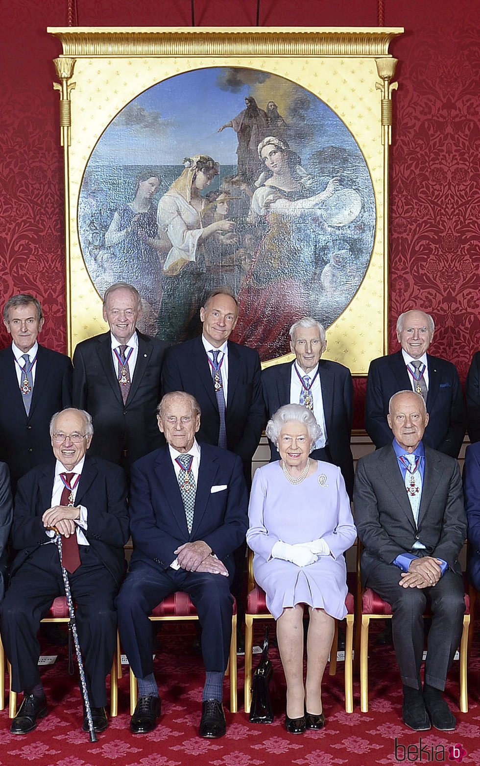 El Duque de Edimburgo posa con la Reina Isabel y los miembros de la Orden del Mérito tras anunciar que se jubila