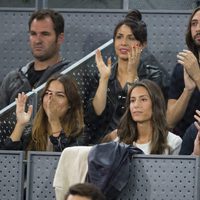 Ana Boyer, Sara Verdasco y Juan carmona aplauden a Verdasco en la Mutua Madrid Open 2017