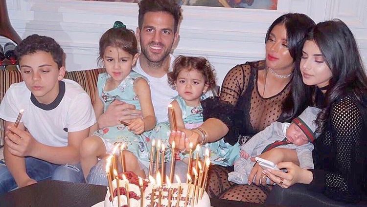 Cesc Fàbregas celebrando su 30 cumpleaños con toda su familia