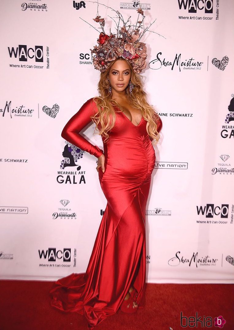 Beyoncé posa embarazada en la Inaugural Wearable Art Gala