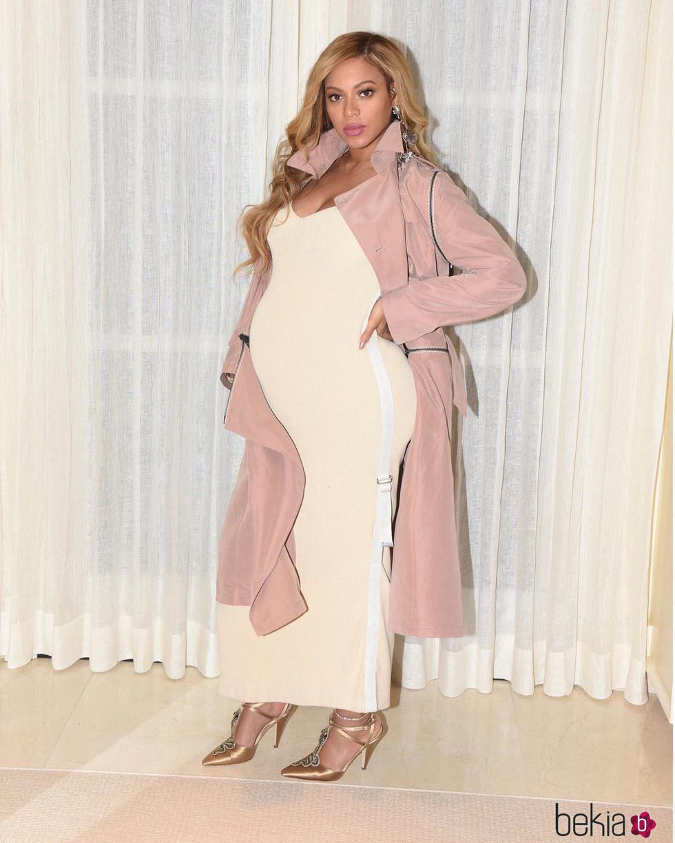 Beyoncé embarazada vestida muy elegante con un vestido largo blanco