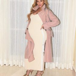 Beyoncé embarazada vestida muy elegante con un vestido largo blanco
