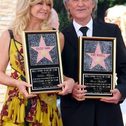 Goldie Hawn y Kurt Russell con sus estrellas en el Paseo de la Fama de Hollywood