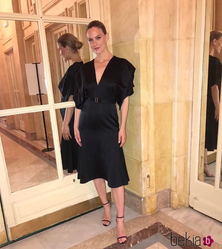 Bar Refaeli muy guapa con un sencillo vestido negro de Victoria Beckham