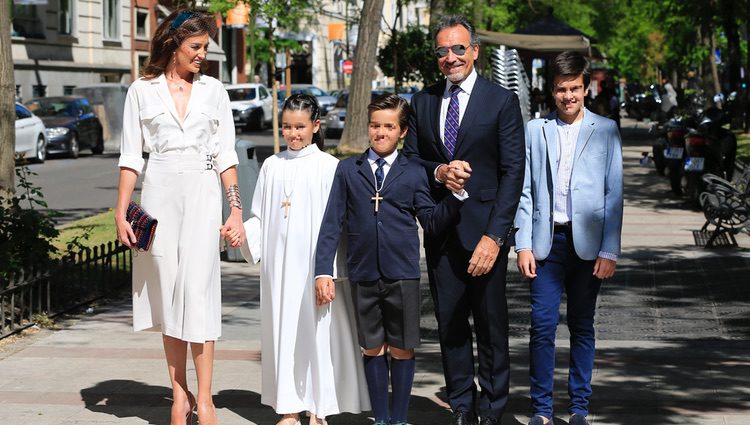 Nieves Álvarez con su hija Bianca, Marco Severini y sus hijos Brando y Adriano