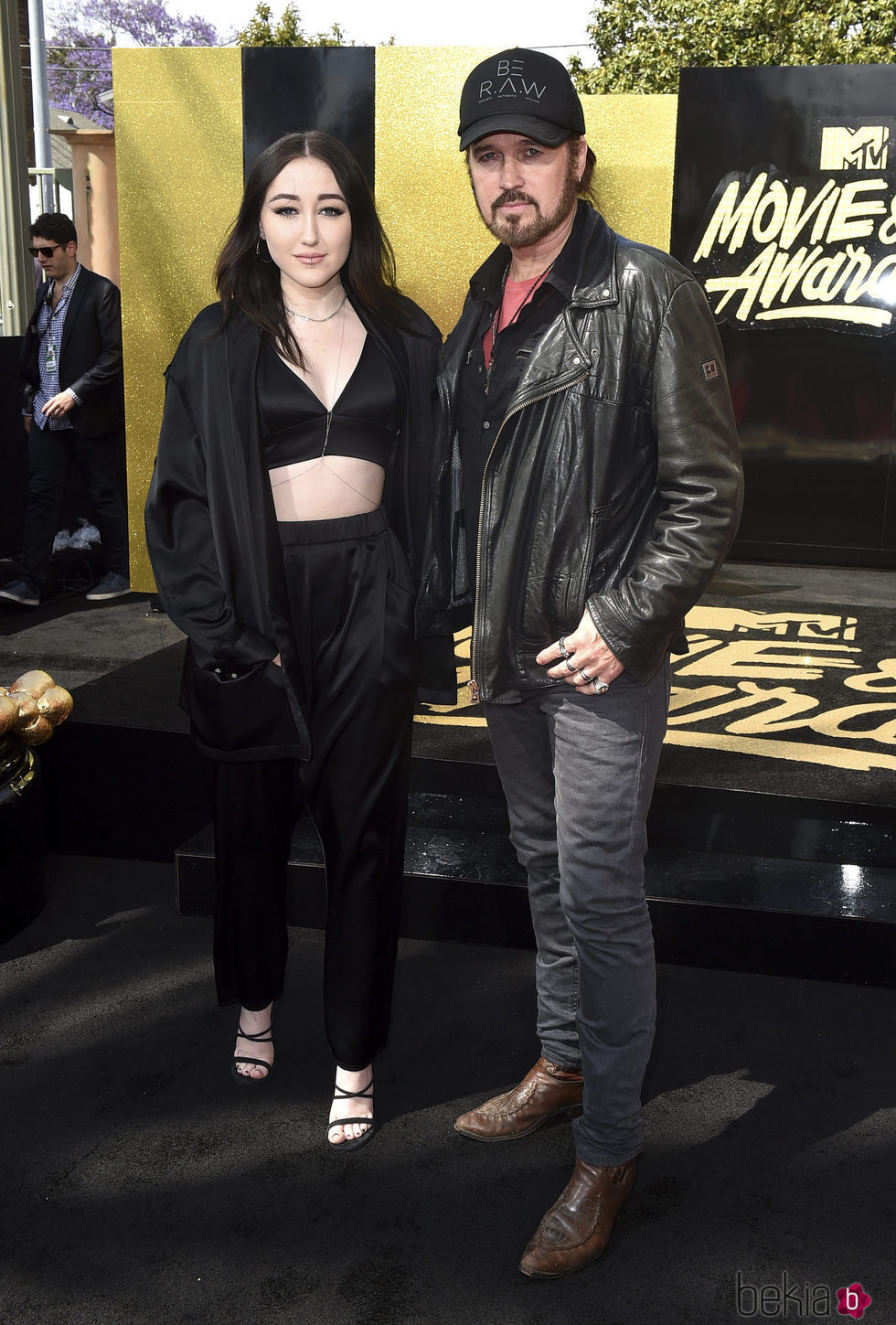 Noah Cyrus y Billy Ray Cyrus en la alfombra roja de los MTV Movie Awards 2017