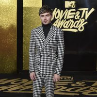 Miles Heizer en la alfombra roja de los MTV Movie Awards 2017