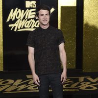 Dylan Minnette en la alfombra roja de los MTV Movie Awards 2017
