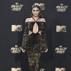 Shay Mitchell en la alfombra roja de los MTV Movie Awards 2017