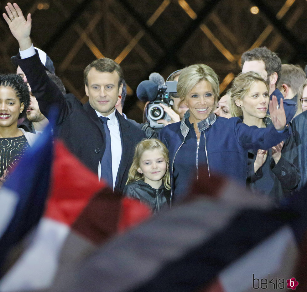 Emmanuel Macron celebrando su victoria con su mujer Brigitte Macron
