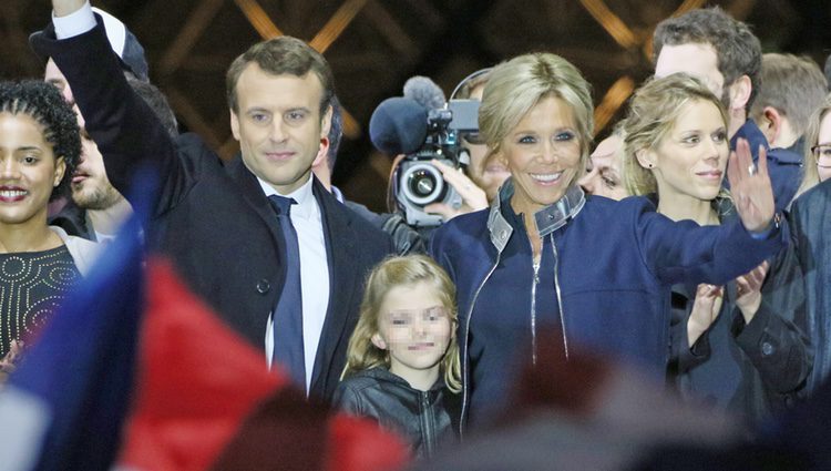 Emmanuel Macron celebrando su victoria con su mujer Brigitte Macron
