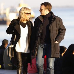 Emmanuel Macron y su mujer Brigitte Macron paseando por Lisboa