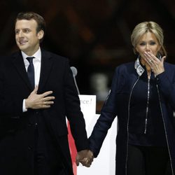 Emmanuel Macron, victorioso tras conseguir la presidencia de Francia, acompañado de su mujer